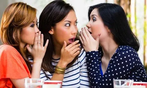 Vợ đi ăn liên hoan cùng chồng nhưng bị mọi người nhìn một cách khác lạ, sau khi hiểu ra lý do liền vội vã bỏ về