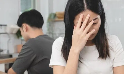 Cuối tuần mời đồng nghiệp đến chơi, chồng đi công tác về phát hiện 1 thứ trên giường khiến tôi đỏ ửng mặt