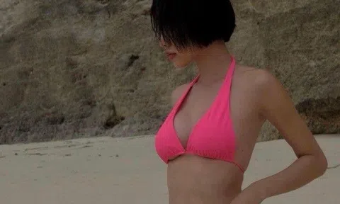 "Mất máu" trước đường cong của "miêu nữ Hà Nội" trên biển Bali, mặt cười xinh như dáng