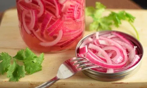 Hành tây đừng chỉ đem xào, kết hợp với giấm kiểu này để thành "thuốc tiên", vừa dưỡng nhan lại giảm cân, hạ đường huyết