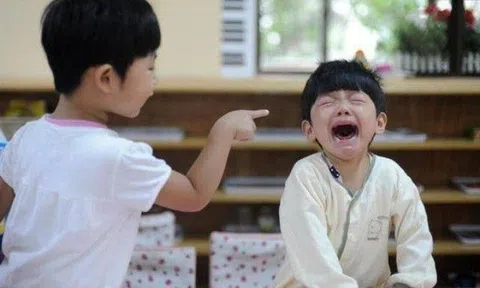 Con bị đánh, nói “Sao không đánh lại”, “Sao không mách cô” đều như bảo con vô dụng, đây mới là cách nói đúng