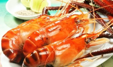 Sau 4 tiếng ăn tôm biển, cô gái ở Phú Thọ đốt cả vỏ tôm pha nước uống để rồi nhận cái kết ngoài sự tưởng tượng