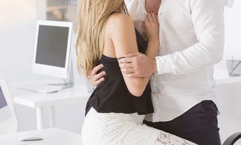 Chàng trai đi khám bệnh tình dục dẫn theo người yêu xinh đẹp, biết thân phận cô gái, bác sĩ cũng phải giật mình