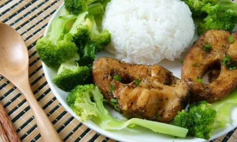 Ăn cá để giảm cân, người phụ nữ tá hỏa khi lượng mỡ ngày càng tăng, bác sĩ nhìn món ăn liền hiểu ra