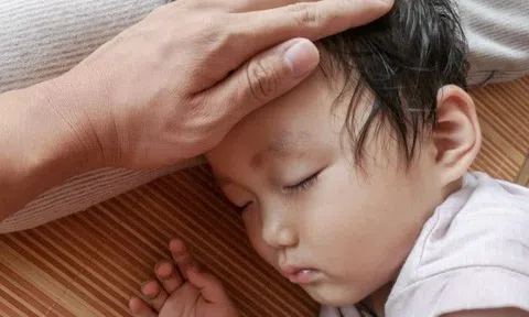Bé gái 2 tuổi liệt mặt sau giấc ngủ trưa vì nằm phòng điều hòa giữa thời tiết nắng nóng