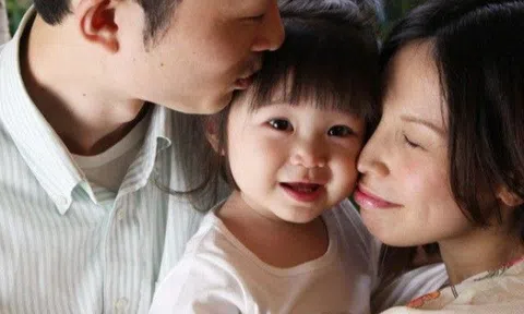 Chồng đi làm xa 5 năm mới về, sững sờ nghe bé gái 3 tuổi gọi vợ là mẹ, gọi anh rể 60 tuổi là bố