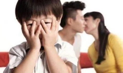 Đang xem tivi cùng con trai bỗng có cảnh nóng, mẹ liền nhờ bé đi rót nước, câu trả lời khiến mẹ đứng hình