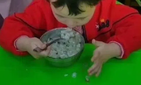 Nghi ngờ con bị bỏ đói ở trường mẫu giáo, mẹ chất vấn cô giáo nhưng xem xong camera lại cười hài lòng