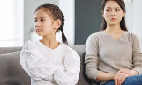 Tức giận khi vợ chồng không được gần gũi vì con riêng của anh, câu nói của đứa trẻ khiến tôi ôm mặt xấu hổ