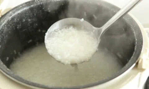 Cháu đi 200 cây số về quê nghỉ lễ, bà nội nấu một nồi cháo cho 6 người ăn cả ngày, tôi ôm con đi trong đêm