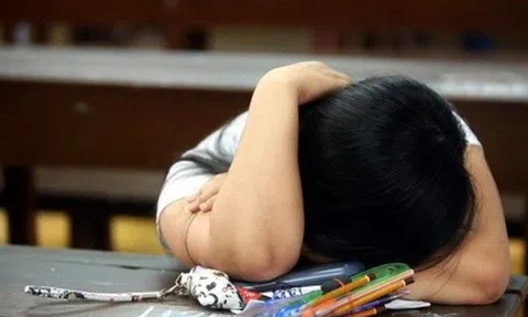 Bị tẩy chay trên mạng, bé gái học giỏi có hành động khiến bố phải khóc ngất, cha mẹ đừng xem thường "những chuyện trẻ con"