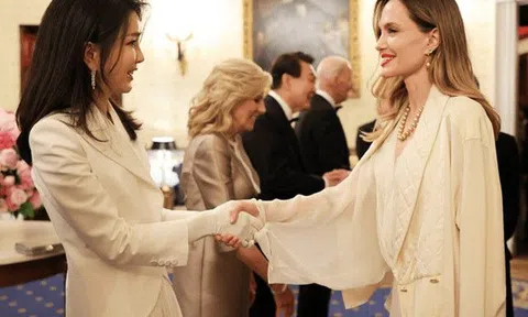 Đệ nhất phu nhân Hàn Quốc đọ sắc cùng Angelina Jolie, vẻ đẹp tươi trẻ chênh lệch đầy bất ngờ