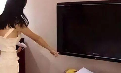 Tại sao nên rút phích cắm TV ngay sau khi nhận phòng khách sạn? Lý do ai cũng nên biết