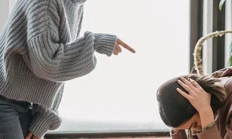 Con mới chào đời bị tắc ống lệ, mẹ chồng thốt lên một câu khiến con dâu tức phát khóc