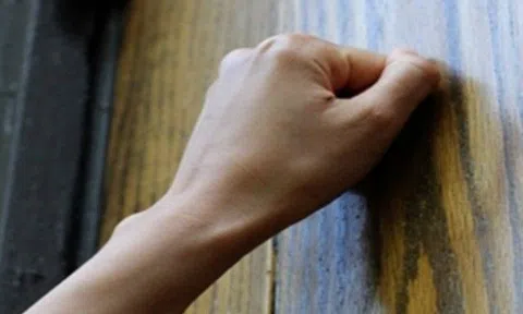 Tại sao đi xa quá 3 ngày về nhà nên gõ cửa 3 lần mới được mở khóa? Hóa ra lý do là đây