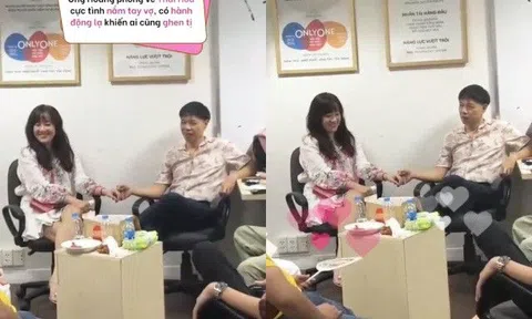 Vợ 2 hiếm hoi lộ diện, Thái Hòa nắm chặt tay bà xã không rời, có hành động "lạ" chốn đông người