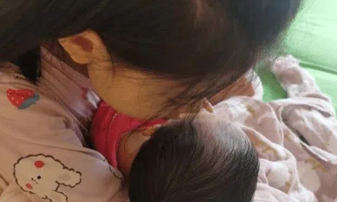 Lạnh sống lưng khi thấy con gái 4 tuổi đánh em sơ sinh vì: "Bà nội nói mẹ có em nên không yêu con nữa, con bị ra rìa"