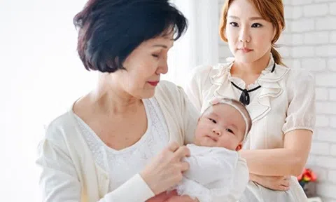 Mẹ chồng lên chăm cháu, 1 tháng tăng lương 3 lần kèm 2 điều kiện, tôi nói: "Thôi mẹ về quê nghỉ, con nhờ người khác chăm cháu”