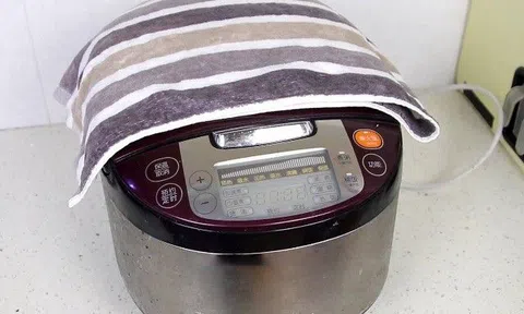 Phủ chiếc khăn lên nồi cơm điện, tiết kiệm một khoản tiền điện hàng tháng, ai biết sớm sẽ được lợi
