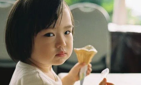Tại sao kem không mặn nhưng ăn xong lại khát nước? Mùa hè có nên cấm trẻ nhỏ ăn kem?