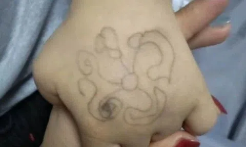 Phát hiện trên tay con gái 4 tuổi có hình xăm hoa văn kỳ lạ, mẹ gặng hỏi rồi lập tức báo cảnh sát