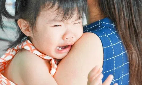 Con gái 5 tuổi mỗi lần thấy bố dượng đều khóc, tôi điếng người khi bé khai nguyên nhân liên quan đến chỗng cũ đã mất