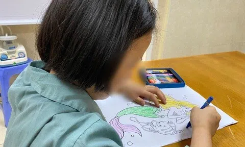 Bé gái 8 tuổi đột quỵ sau khi tắm, bác sĩ cảnh báo dấu hiệu nhiều cha mẹ dễ nhầm lẫn