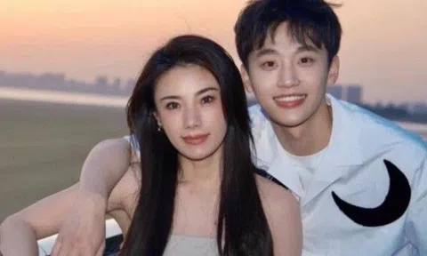 Mẹ 47 tuổi chụp ảnh cùng con trai ai cũng ngỡ là bạn gái, nhìn ảnh bế con 26 năm trước càng trầm trồ