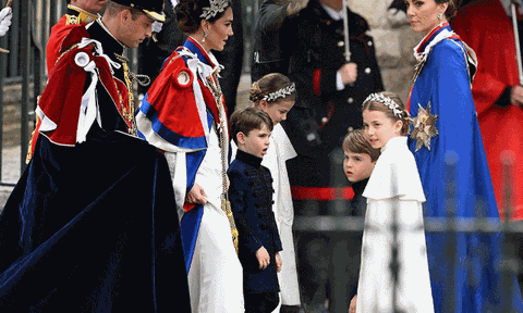 Vua Charles III đăng quang, Vương phi Kate mặc “phá vỡ” quy tắc, công chúa 8 tuổi nổi bần bật