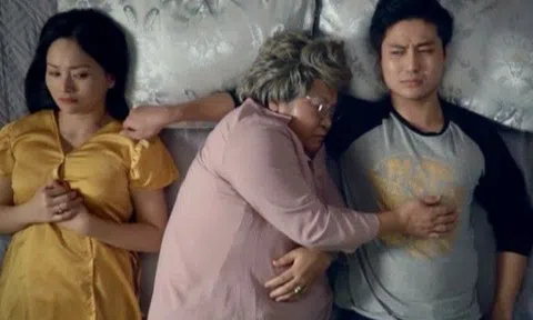 Mẹ vợ đêm nào cũng vác gối sang đòi ngủ chung, nghe lý do con rể sợ hãi đòi ly hôn vợ