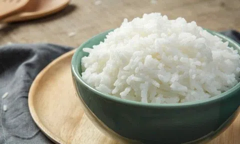 Lý do không nên hấp lại cơm nguội ăn? Chuyên gia chỉ 4 thực phẩm có thể gây nguy hiểm khi hâm nóng lại