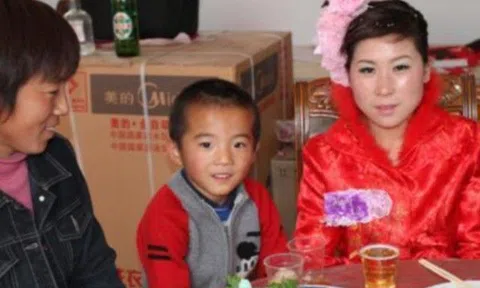 Mẹ chồng bắt anh chồng cưới góa phụ hơn 10 tuổi, 1 năm sau anh cười còn mẹ khóc