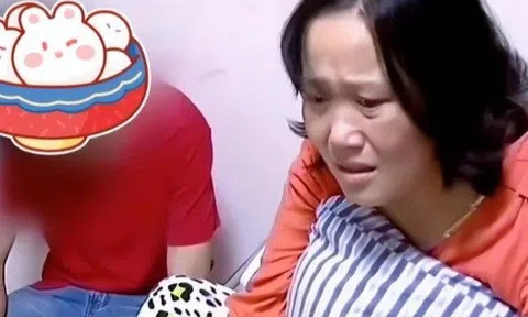 Con trai 14 tuổi lấy trộm đồ của của chị gái để đầu giường, mẹ lén nhìn qua khe cửa thì ân hận