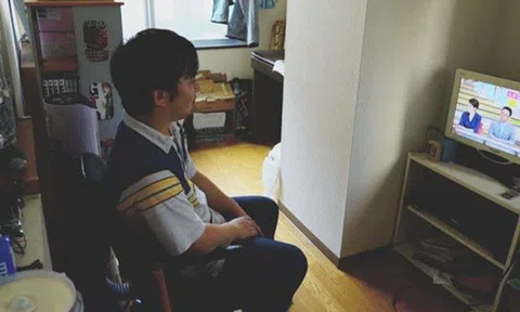 Đầu tư 7 tỷ cho con du học để tự lập, mẹ khổ sở vì con trai 22 tuổi về nước bà nội vẫn đút cơm cho ăn