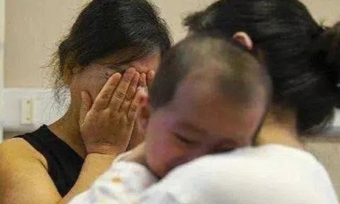 Con dâu trẻ mỗi lần cho con bú đều vào phòng khóa kín cửa, lý do khiến mẹ chồng sững sờ