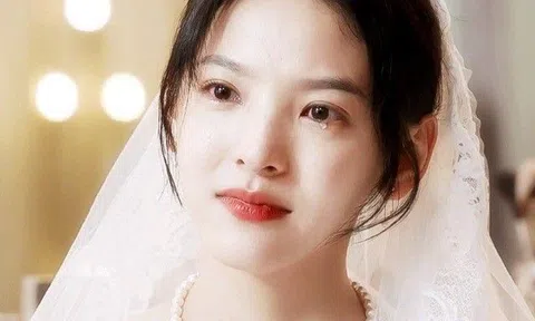 5 năm đơn thân, ngày đi lấy chồng mới, con gái chỉ tay lên bàn thờ nói "Bố về kìa", tôi thấy người đàn ông đứng ở cửa