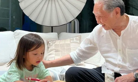 "Tan chảy" cảnh bố chồng Hồ Ngọc Hà dạy Lisa tập viết, từ dè chừng nay cặp song sinh ngày càng quấn ông bà nội