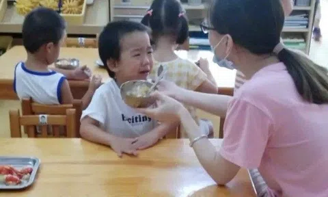 Cô giáo cho con ăn cơm chan canh, bạn bè vẫn ăn thịt cá, nghe giải thích tôi yêu cầu nhà trường đuổi việc cô