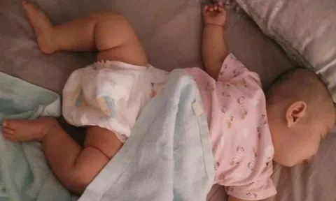 Lần đầu tiên con không khóc đêm, mẹ yên tâm ngủ một mạch, sáng hôm sau hối hận không kịp