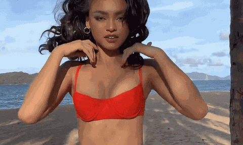 Có vòng 3 cả mét, người đẹp từng không được lên tivi vì bận "đi nặng" nay gặp sự cố "lộ hàng"