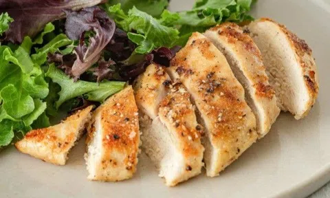 Ăn ức gà giúp tăng cơ giảm mỡ, ngừa nhiều bệnh nhưng phải lưu ý điều này nếu không vừa "nát" thận vừa béo