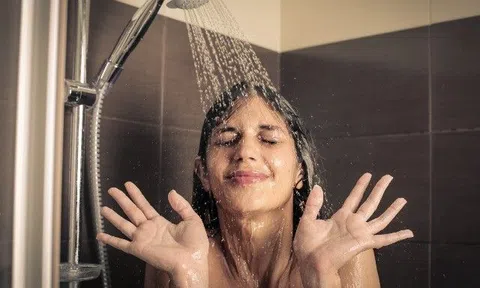 Tắm đúng cách có thể ngăn lão hoá nhanh, chuyên gia tiết lộ bí quyết để sống lâu lại trẻ khoẻ