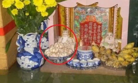 Âm thầm đặt thứ có mùi này lên bàn thờ Thần Tài, gia chủ “ngồi không” cũng có lộc