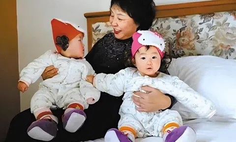 Bà lão U60 sinh đôi con gái, sau 13 năm chua chát nuôi con một mình, cuộc sống hiện tại mới bất ngờ