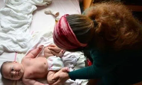 Trả lương giúp việc 10 triệu/tháng tôi vẫn phải nấu cơm, giặt giũ, đang tính đuổi việc thì cô ta đưa ra "bùa hộ mệnh"