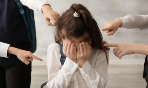 Nghe con kể bị bạn dằn mặt vì "nhìn đểu", mẹ ở Bắc Ninh nói một câu rồi hối không kịp vì chuyện đáng sợ này