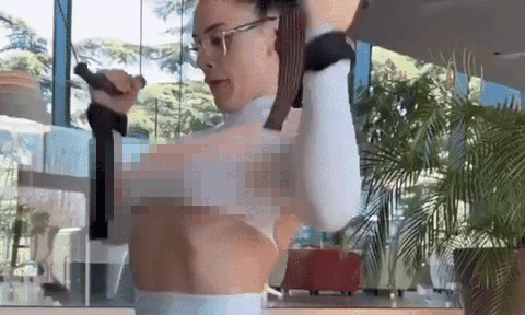 Mốt khoe chân ngực lên ngôi, nhiều chị em lạm dụng món đồ kiệm vải làm người đối diện "đỏ mặt"