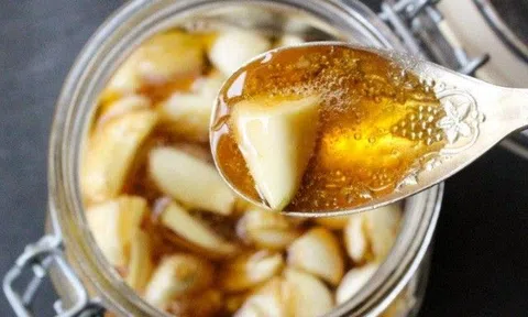 Vì sao dùng một thìa tỏi ngâm mật ong trước khi đi ngủ có thể thay đổi sức khỏe của bạn?