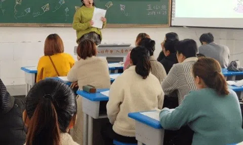 Xấu hổ khi đi họp phụ huynh cho con bị cô giáo gọi tên "phụ huynh của học sinh kém nhất lớp", còn xì xào "mẹ đơn thân thì con làm sao học tốt được"