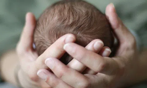 Sai lầm của gia đình khiến bé sơ sinh phải khâu 21 mũi trên đầu